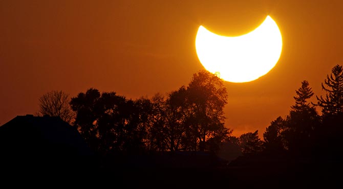 Eclipse Solar Parcial en Tauro