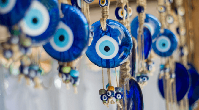 Amuletos y talismanes poderosos para la protección y la buena suerte