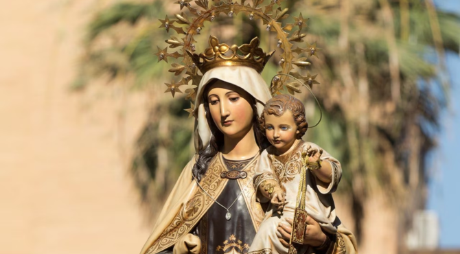 Virgen del Carmen: Dedícale unos minutos de tu vida para orar y hacerle tu petición