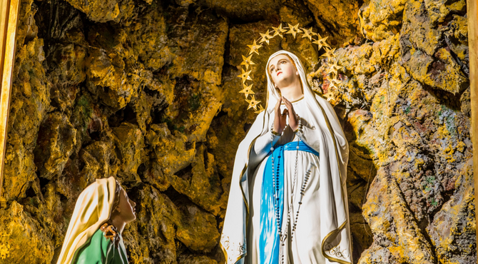 Nuestra señora de Lourdes: Realiza el santo rosario en su honor
