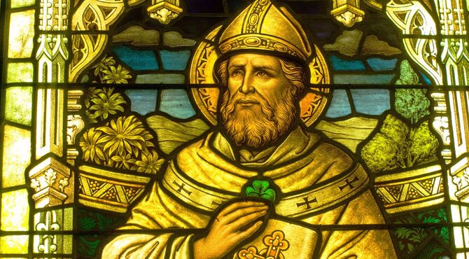 San Patricio: El Santo Patrón de Irlanda Celebrado en Todo el Mundo