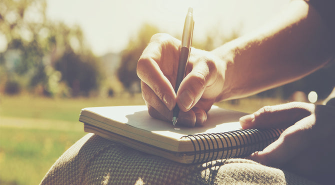 Escritura sagrada: técnicas de escritura terapéutica, cartas al yo y rituales de clausura por escrito