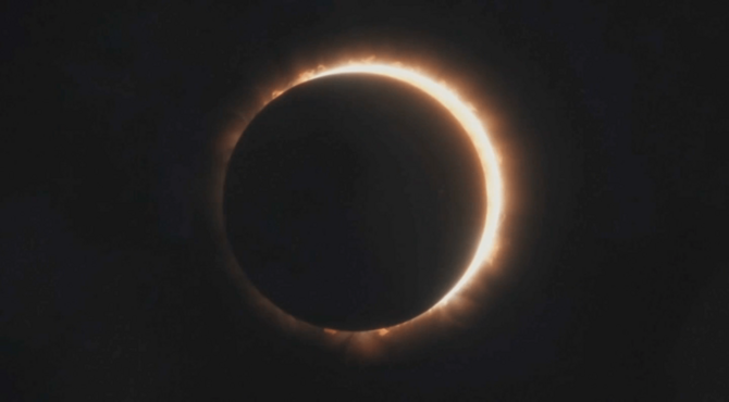Eclipse Solar: Espectáculo Astronómico y Oportunidad de Transformación